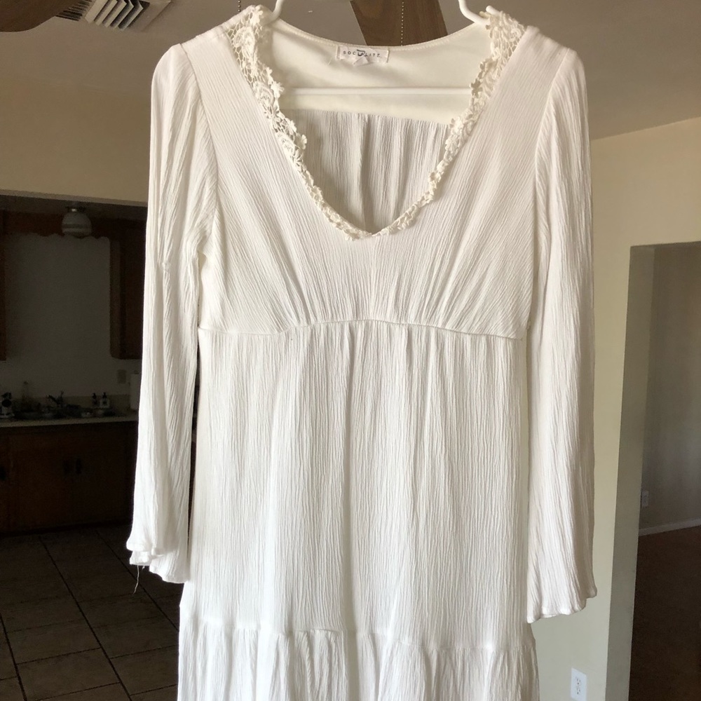 Socialite Long-sleeved White Flowy Dress